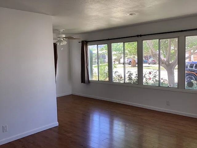 3 bed, 1.0 bath, 988 sqft, $2,300 — Photo 2