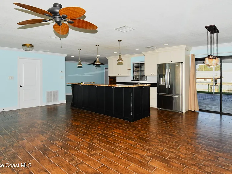 405 Sparrow Dr — Photo 8