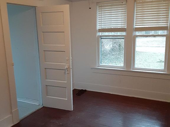 5th image of 411 W Pecan St