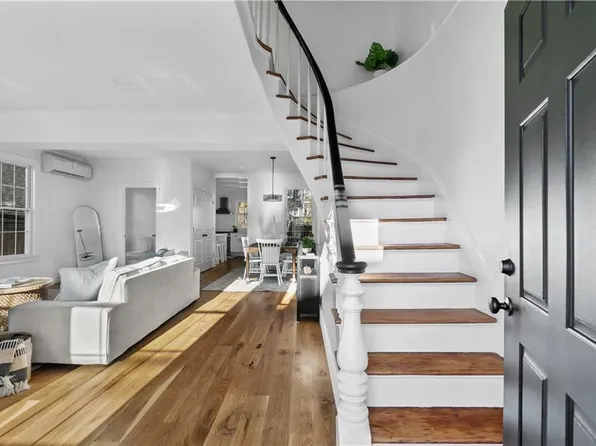 14 Barney St, Newport, RI 02840