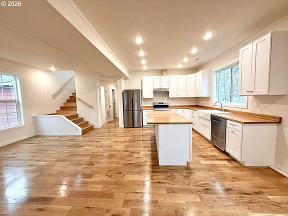 4th image of 230 E St