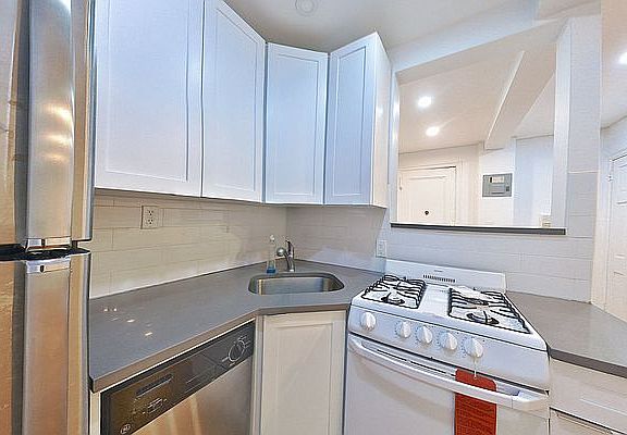 5th image of 102 W 79th St APT 3C