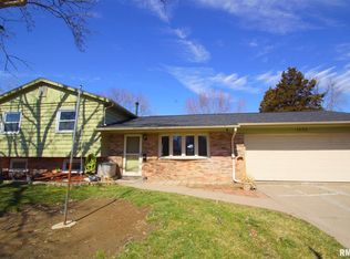 1132 Fairlane Dr, Bettendorf, IA 52722