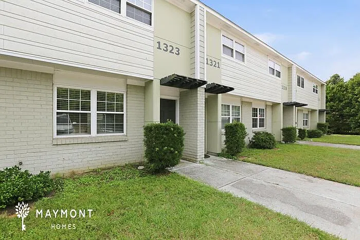 2 bed, 1.5 bath, 900 sqft, $1,895 — Photo 1