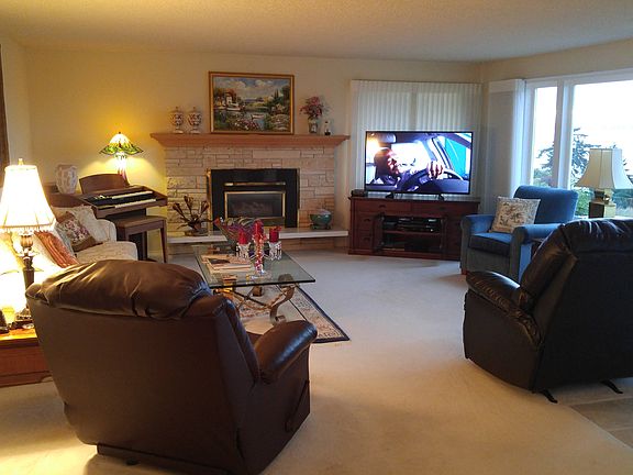 3rd image of 877 Rocky Point Dr