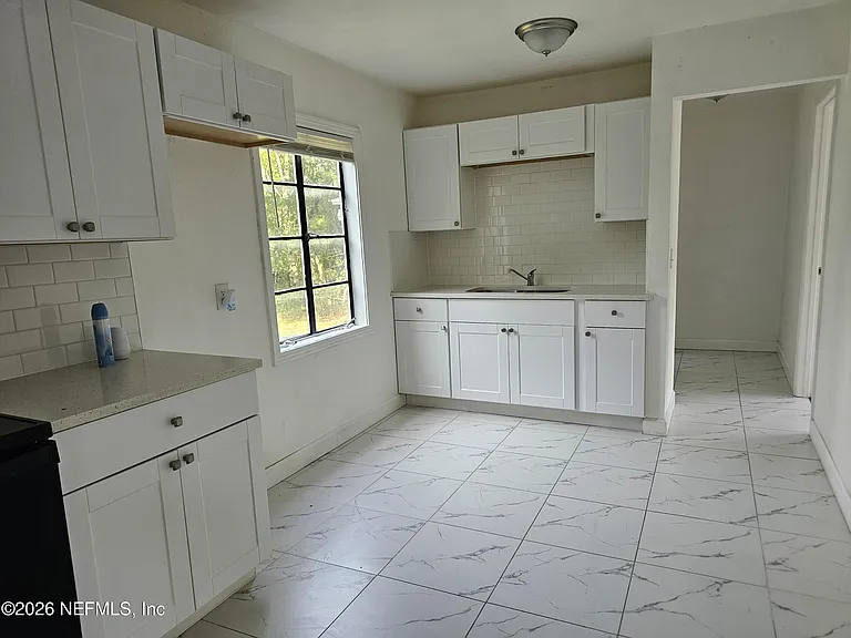 3129 Lowell Ave — Photo 2