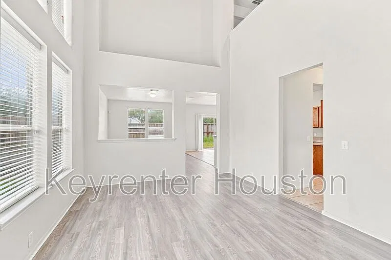 3 bed, 2.5 bath, 1946 sqft, $1,800 — Photo 3