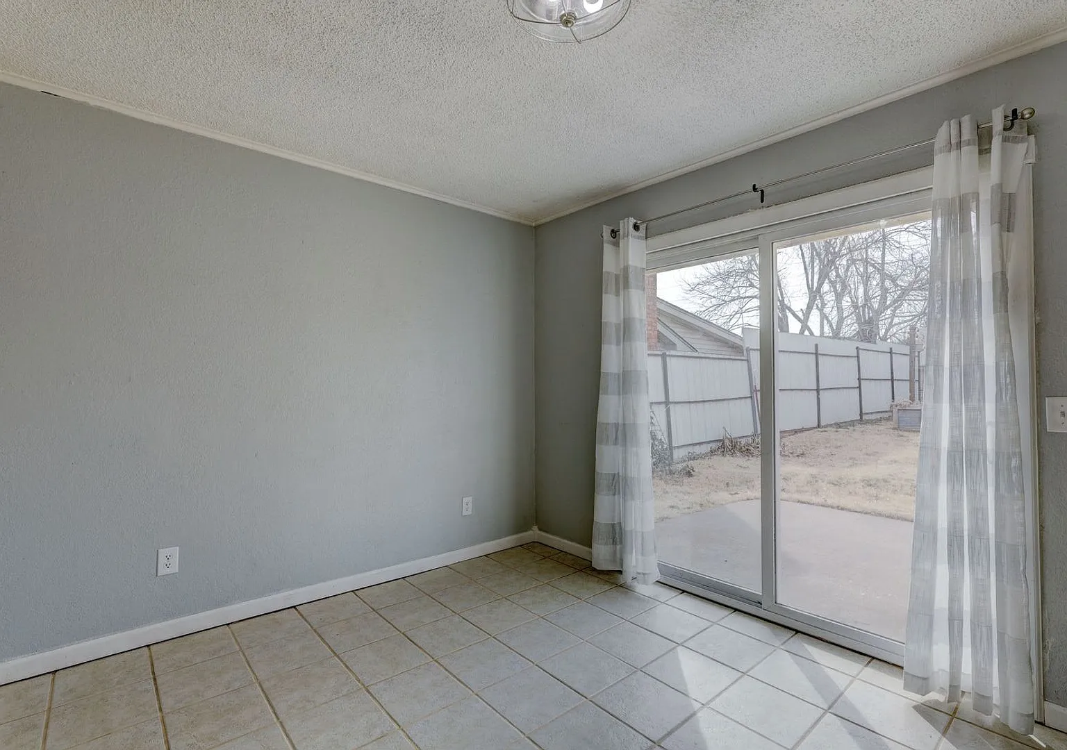 4 bed, 2 bath house in mustang schools — Photo 3