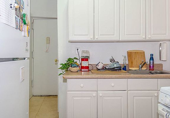 4th image of 246 E 53rd St APT 15