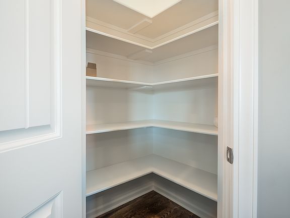 4th image of 818 W Solomon Dr
