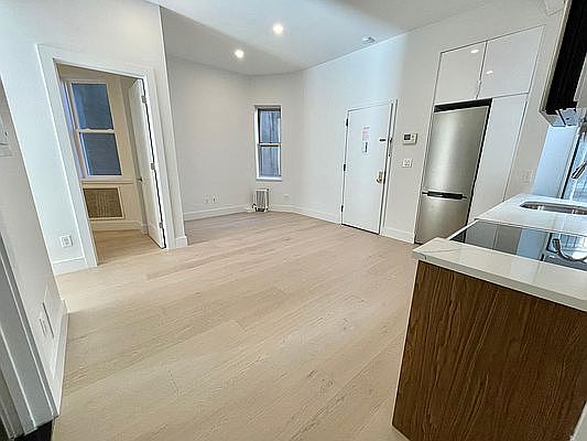 5th image of 253 E 10th St #25