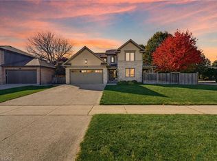 212 Stadacona Ave, Hamilton, ON L9G 4K1