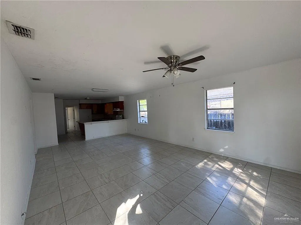 3 bed, 2.0 bath, 1316 sqft, $1,000 — Photo 2