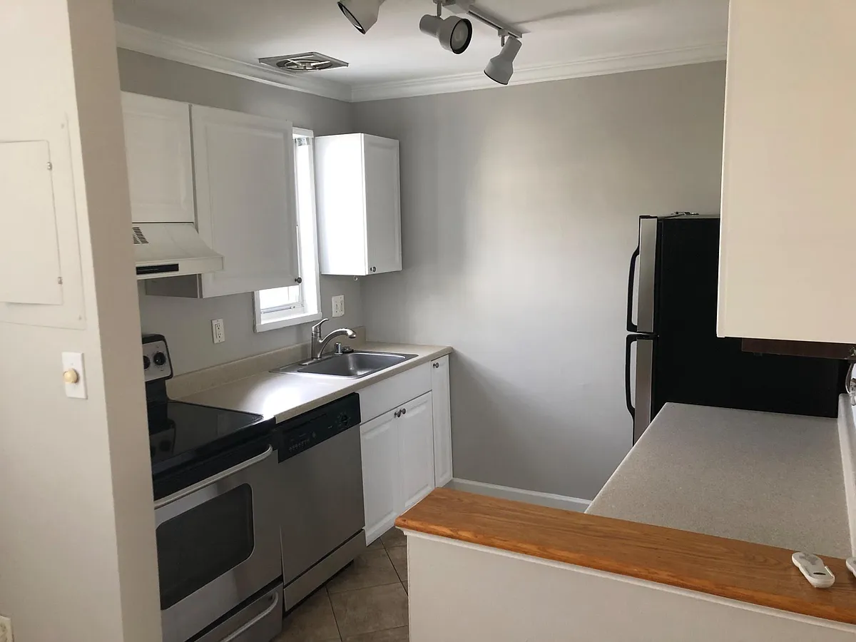 Building Photo - 1630 W Abingdon Dr #201