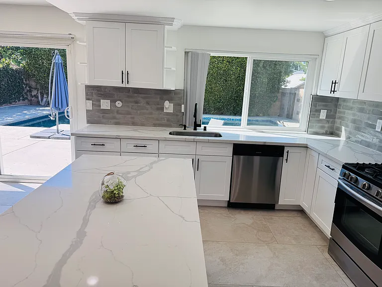 6225 Hesperia Ave — Photo 5