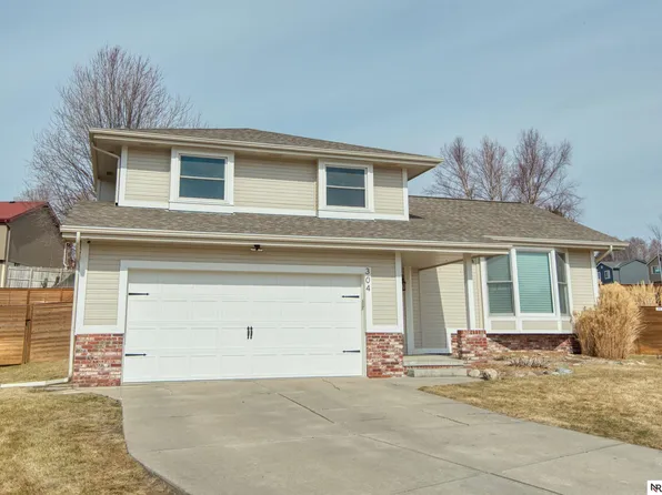 304 Harbor Cir, Papillion, NE 68133