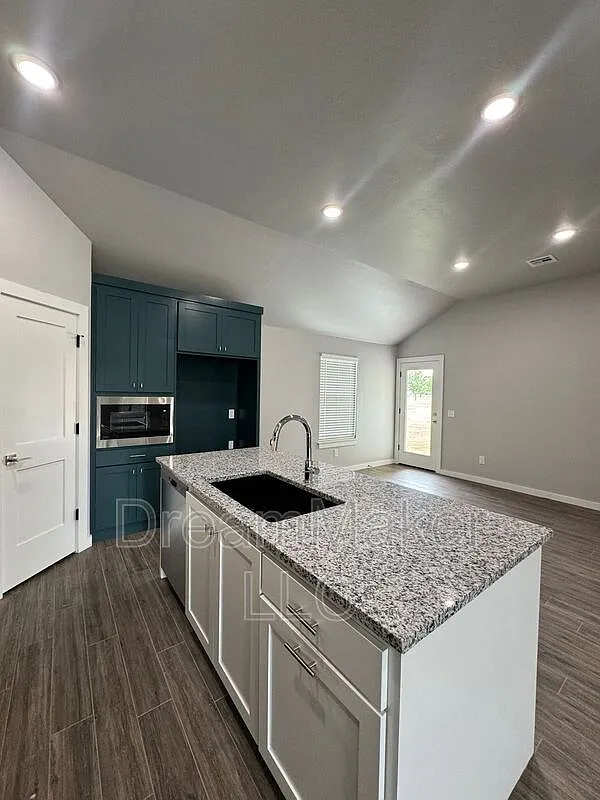 4 bed, 2.0 bath, 1742 sqft, $2,195 — Photo 3