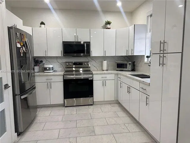 10902 SW 240th St — Photo 4