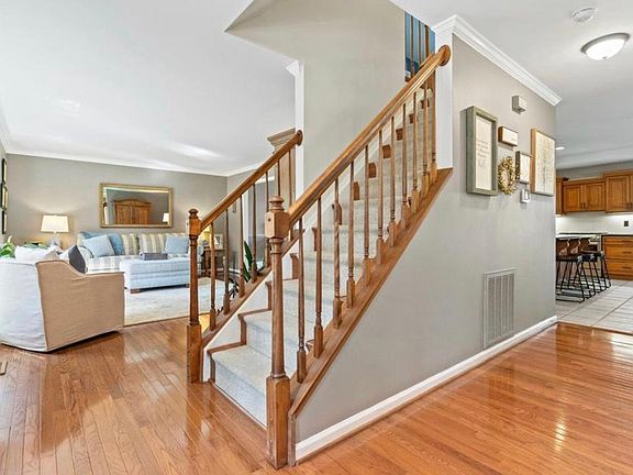 2nd image of 11 Lawrence Ln