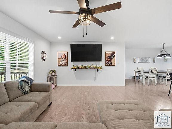 4th image of 11 Pine View Ln