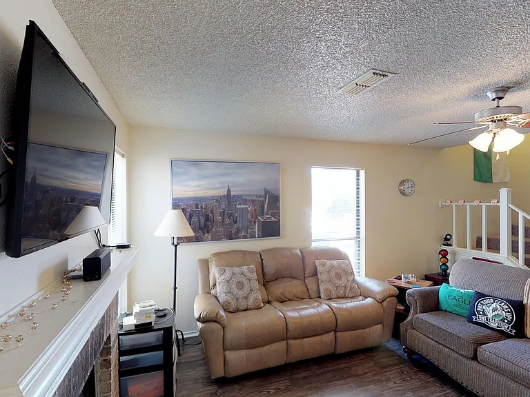 521 W Sycamore St — Photo 29