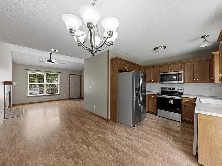 948 N Pine St — Photo 4