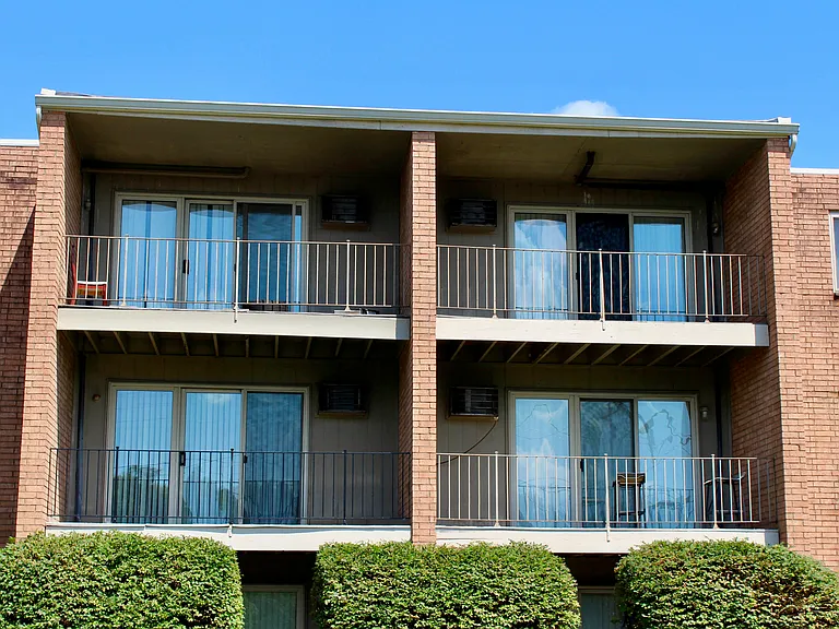 Crown Pointe Apartments — Photo 9