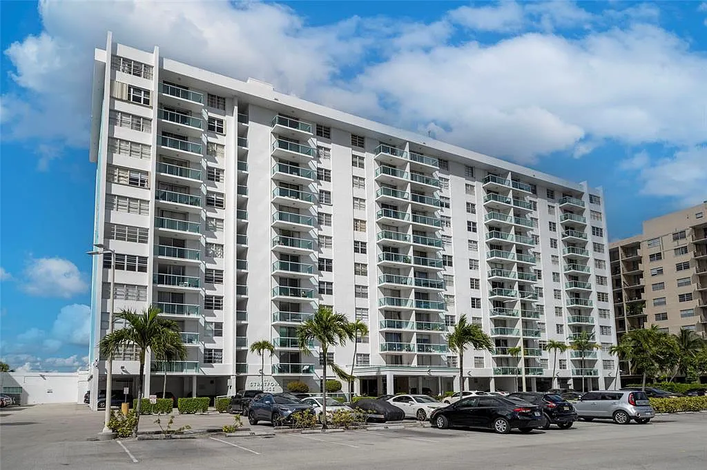 1 bed, 1.5 bath, 790 sqft, $1,980 — Photo 2