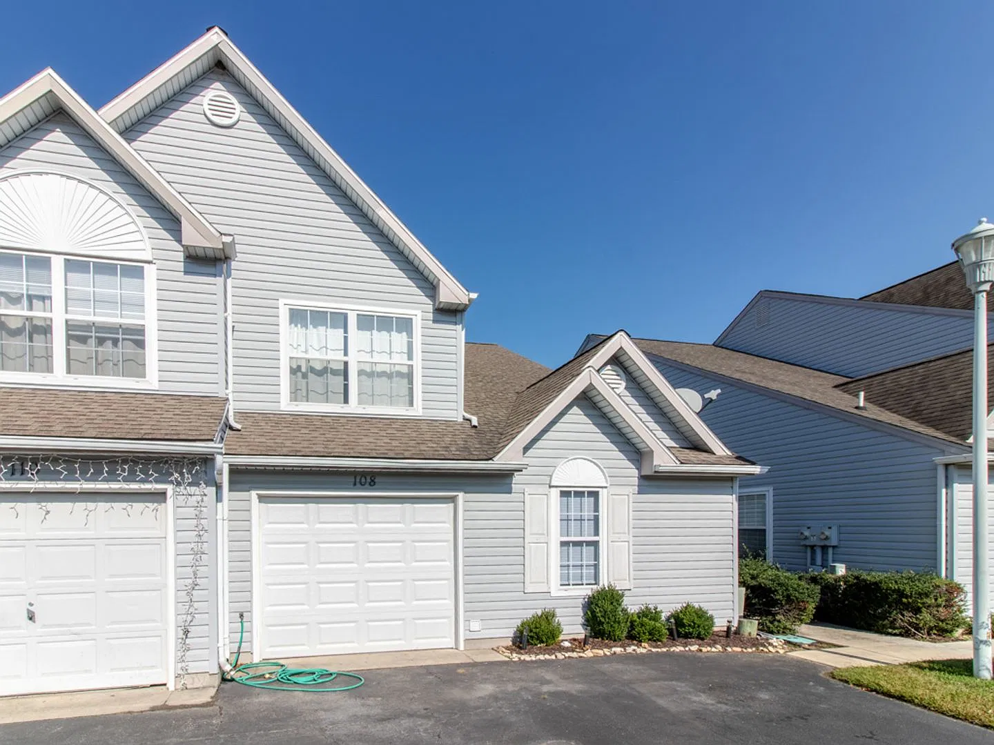Year-round rental - 4 br 2.5 ba Twin Home in Seabright Village East of Route 1 — Photo 3