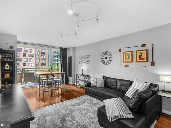 4801 Fairmont Ave APT 511, Bethesda, MD 20814