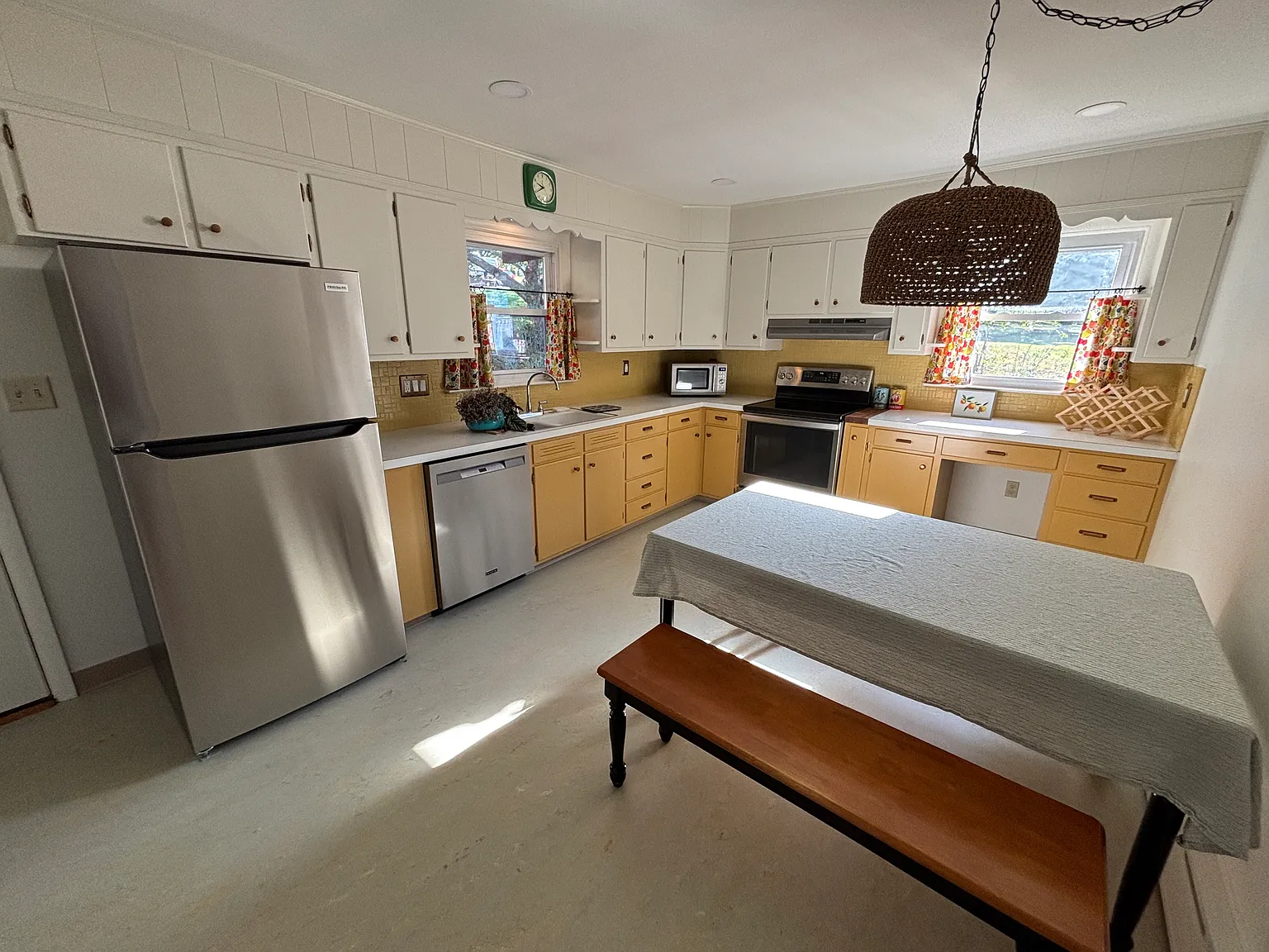 3 bed, 1.5 bath, 1200 sqft, $2,150 — Photo 2