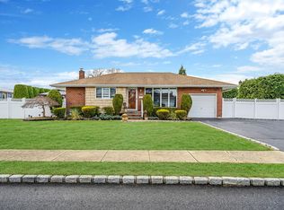 137 15th Ave, West Babylon, NY 11704