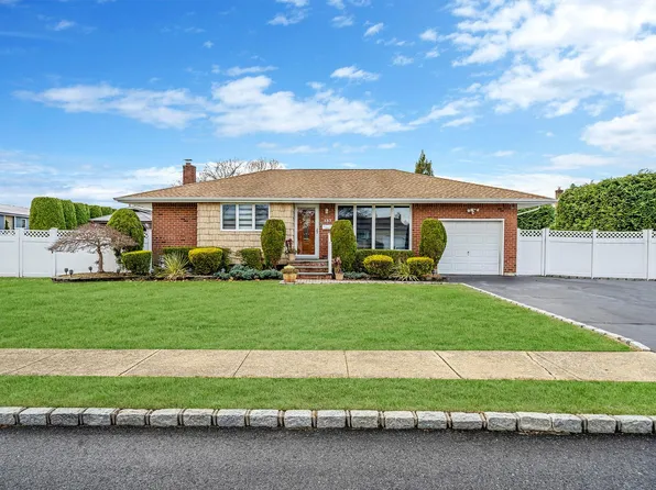137 15th Avenue, West Babylon, NY 11704