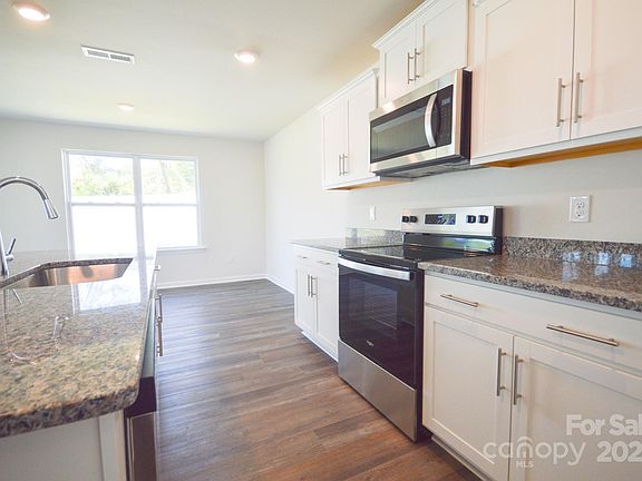 3rd image of 73 Lillian Ln