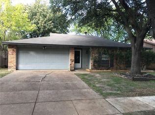 418 Lake Park Dr, Grand Prairie, TX 75052