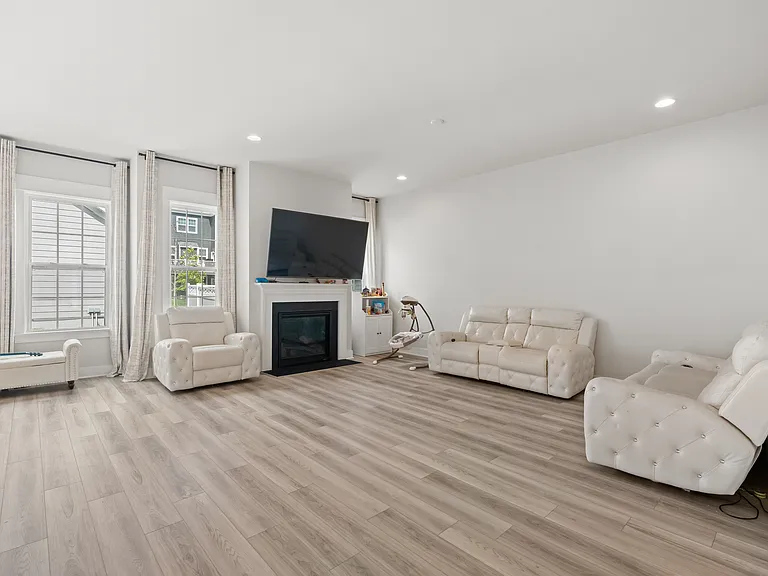 155 Lotus Ln — Photo 25