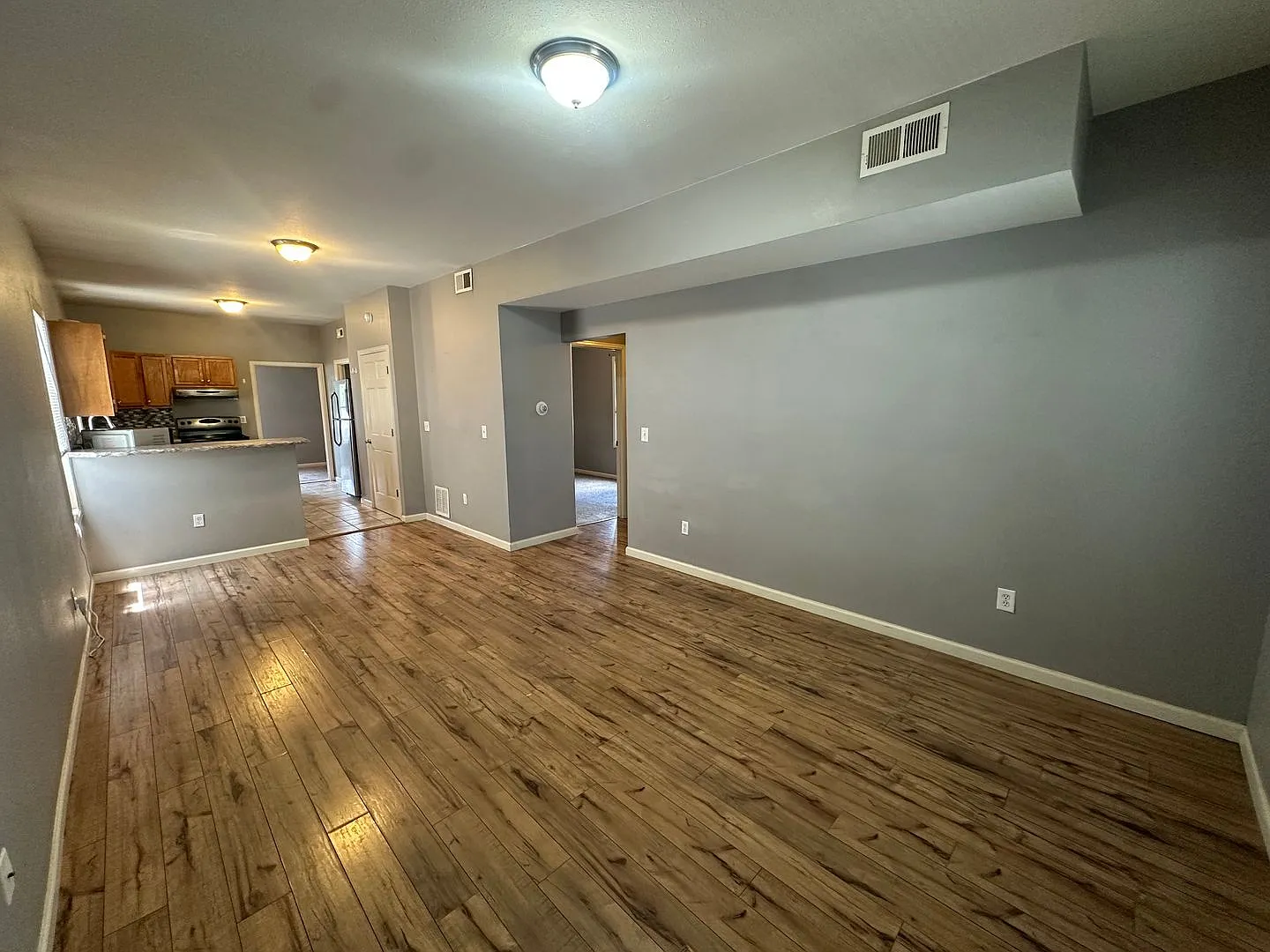 Updated 3-bed 1-bath upper home in Sunnyside with clean finishes and a fresh contemporary feel! (... — Photo 2