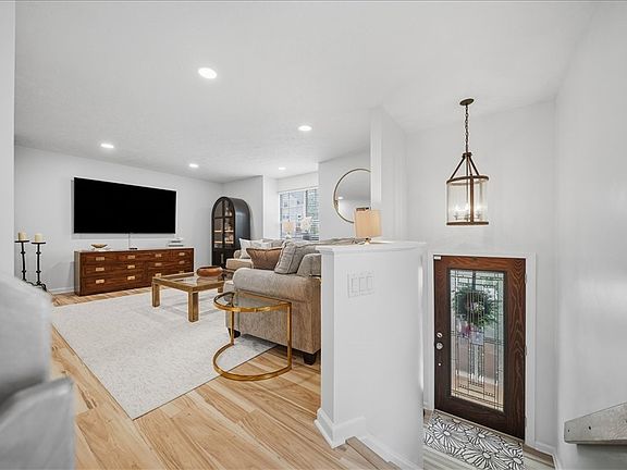3rd image of 2631 Hunters Point Dr
