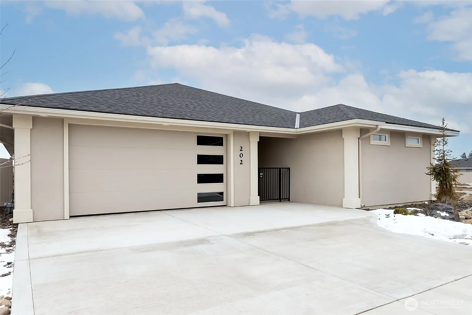 202 E Chinook Road photo 1