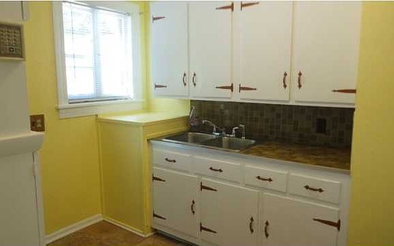 3rd image of 3333 Van Buren St