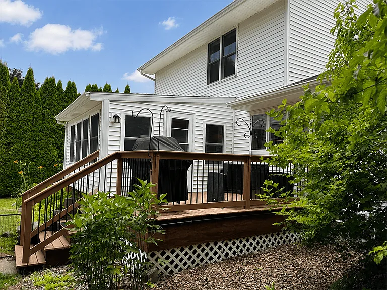 221 Burt St — Photo 24