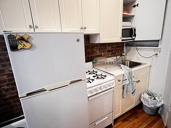 3rd image of 250 W 20th St APT 1FE