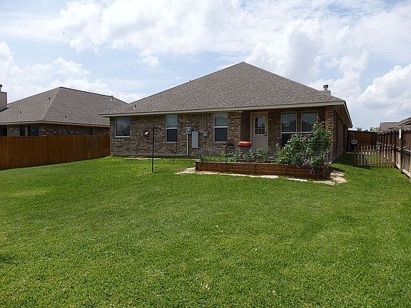 Spacious Back Yard