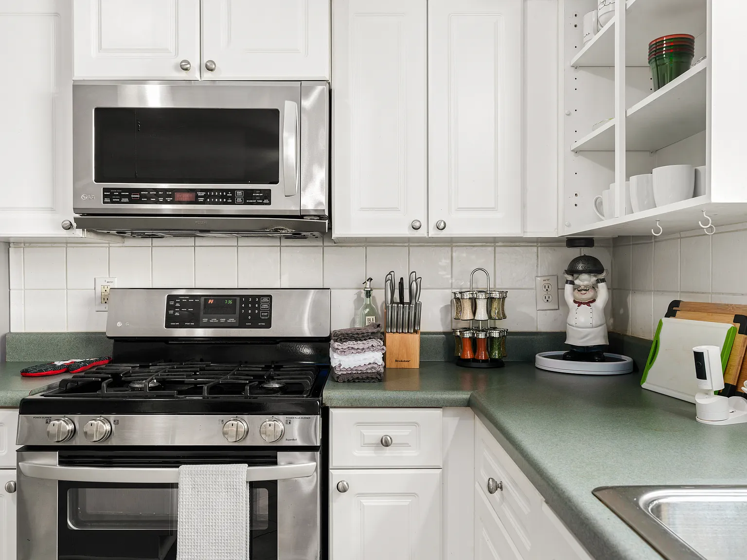 3 bed, 2416 sqft, $3,200 — Photo 3