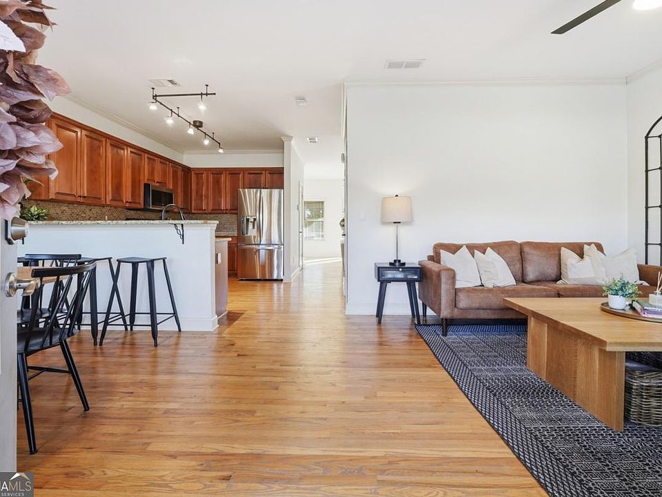 1st image of 411 Royal Crescent Ln E