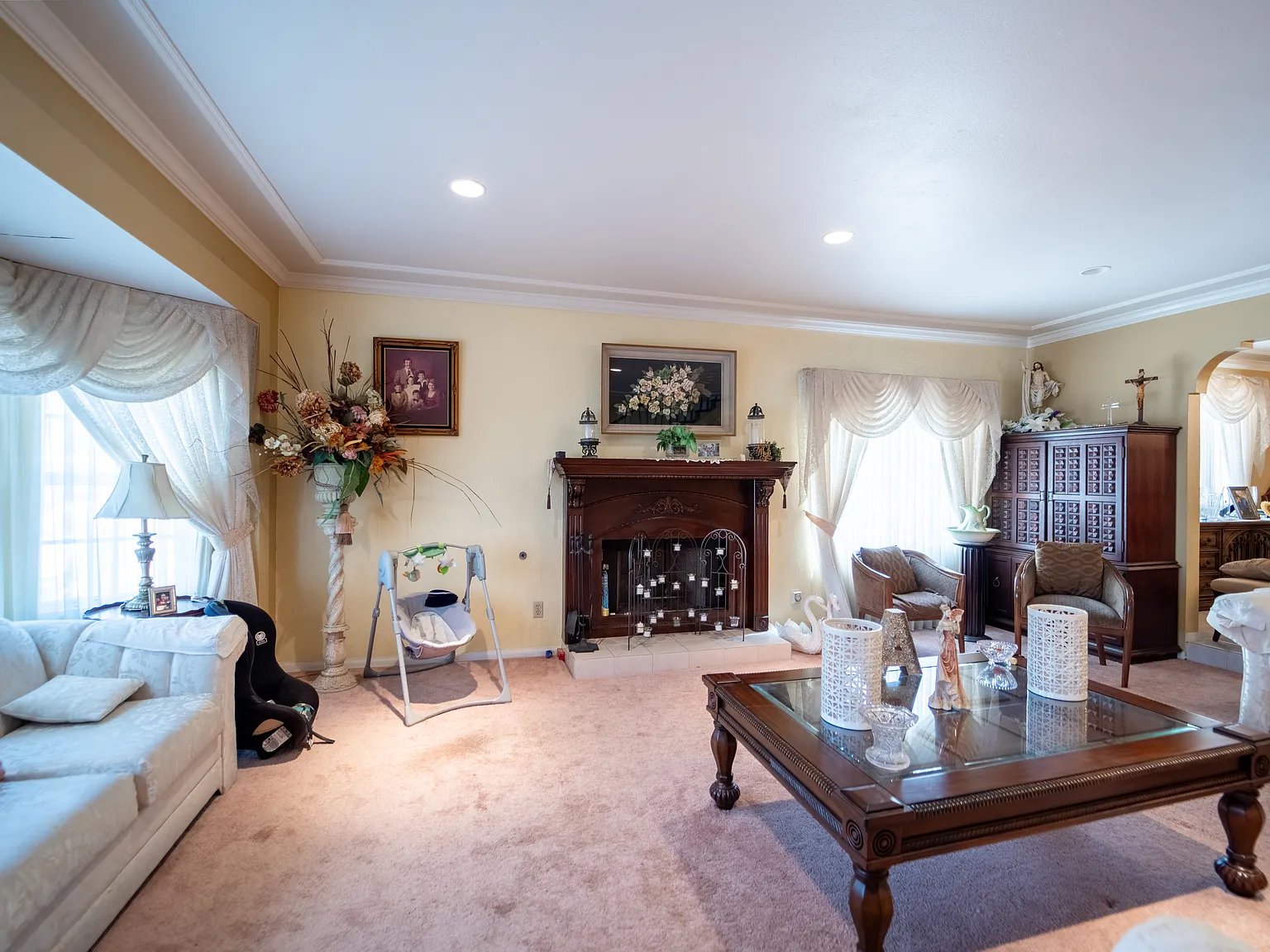 5 bed, 2551 sqft, $5,725 — Photo 4