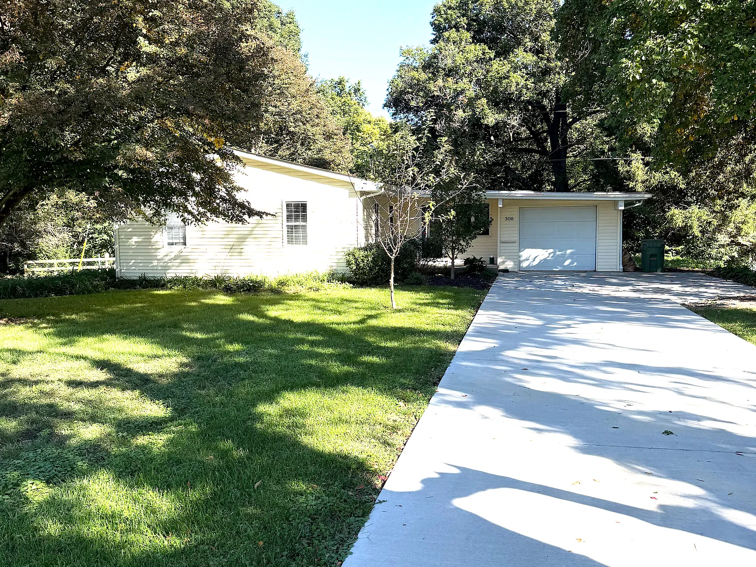 3 bed, 1402 sqft, $2,400 — Photo 1