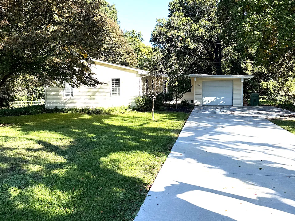 306 E South Mahomet Rd