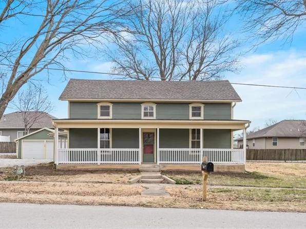 407 N Broadway St, Louisburg, KS 66053