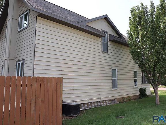 3rd image of 210 N Josephine Ave